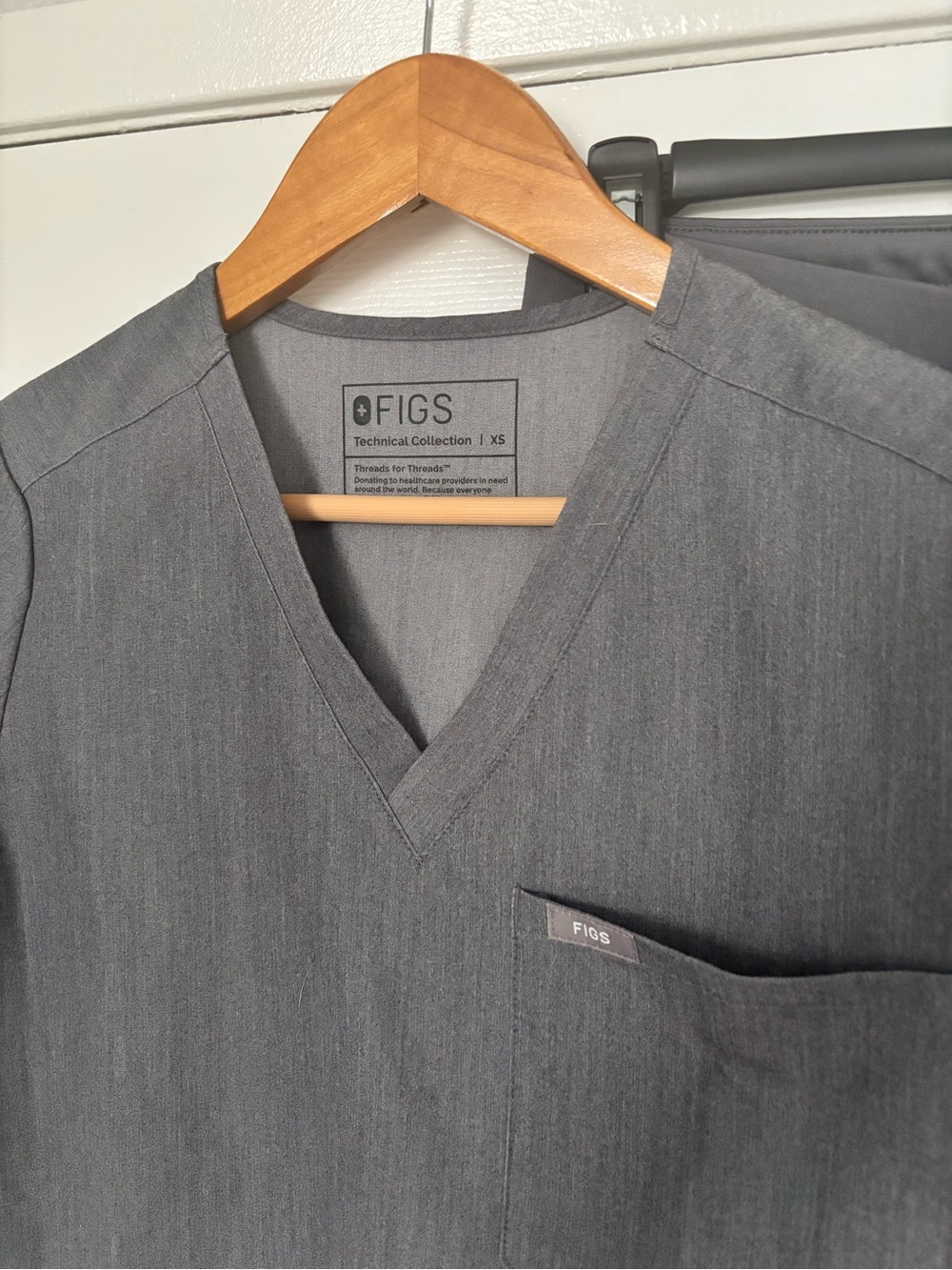 Figs Charcoal Gray V-Neck Scrub Top and Bottom Set Size XS - Picture 3 of 5